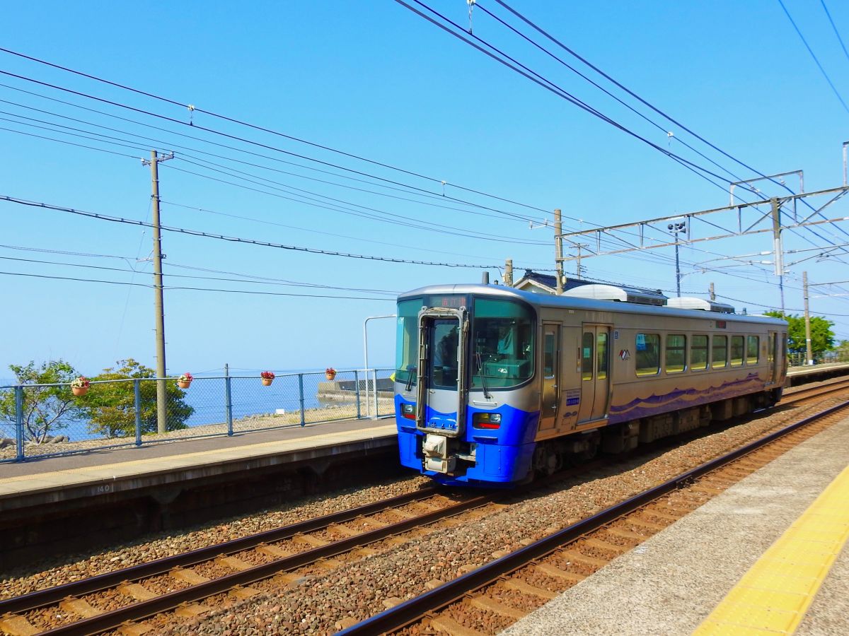 Arimagawa Station, the Train bound for Naoetsu Station